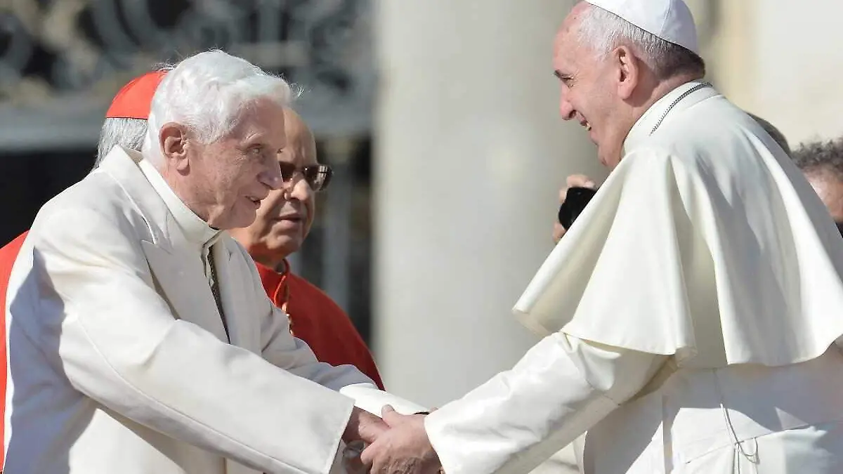 Papa Benedicto con Papa Francisco